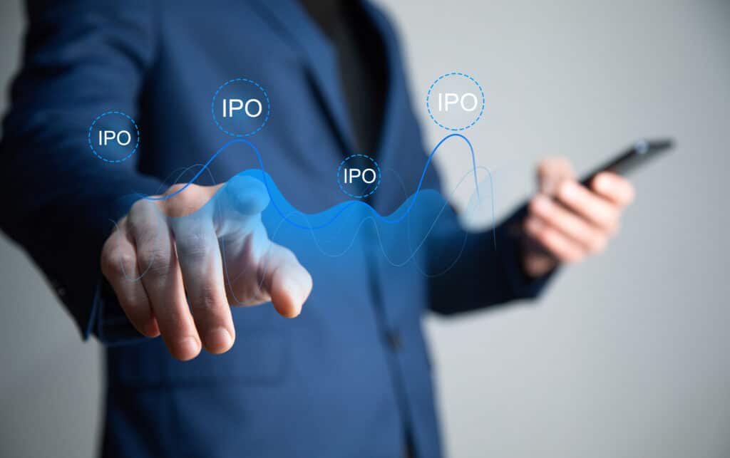 man holding phone with initial primary offering การลงทุนหุ้น IPO